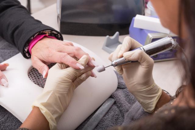 Why Beauticians Need To Wear Disposable Gloves In A Salon